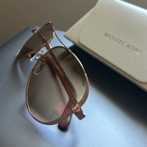 Michael Kors Chelsea Rose gold sunglasses - Picture 2 of 7